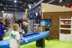 A child in a canoe simulator in hall 14  | Copyright © Messe Düsseldorf | C. Tillmann