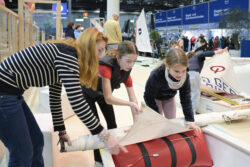 Children learning to sail at boot © Messe Düsseldorf | C. Tillmann