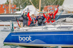 People next to boat | © Clara Weimer