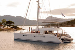 Foto: Katamaran vor Anker