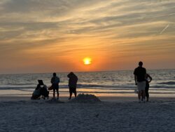 A group of people on the beach at sunset | Copyright © Paddeln macht Spass 