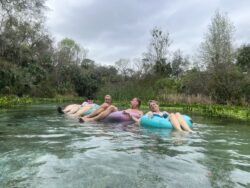 People drifting on a SUP board| Copyright © Paddeln macht Spass 
