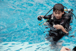 Child during diving lessons / Foto: (c) Fotolia