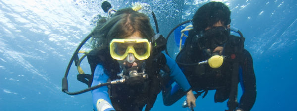 Kinder lernen tauchen / Fotolia