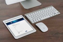 Copyright © Presseverteiler mockdrop.io_IPAD-on-desk.jpg