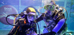 Taster diving at boot - Photo: © Messe Düsseldorf / C. Tillmann