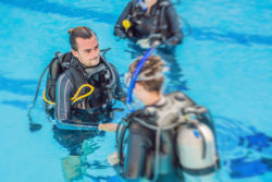 Diving lessons in the indoor diving pool / Foto: Fotolia