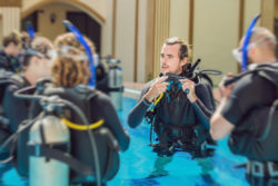 Diving lessons in the indoor diving pool / Foto: Fotolia