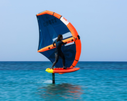 Mann auf Board beim Wingsurfen |Copyright © Hoeppner Sport- und Markenkommunikation GmbH